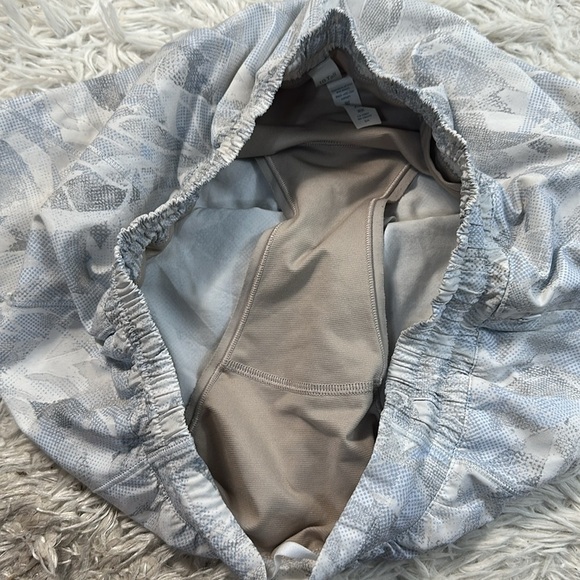 Lululemon Hotty Hot Short II *Long 4" Jasmine White Multi / White - Picture 3 of 6